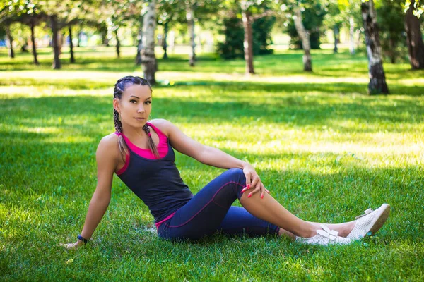 Sportvrouw Doet Oefeningen Voor Het Strekken Van Benen Zit Splitsingen — Stockfoto