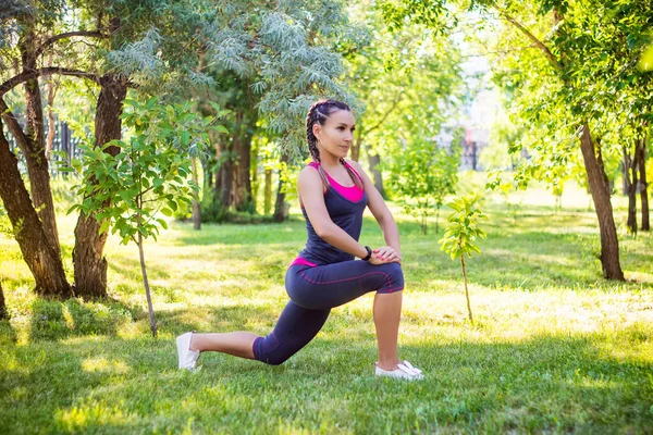 Sportvrouw Doet Oefeningen Voor Het Strekken Van Benen Zit Splitsingen — Stockfoto