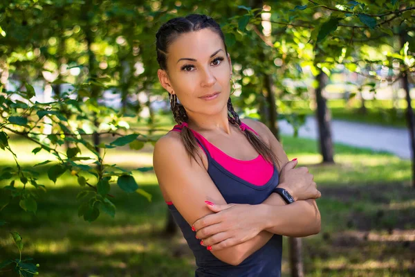 Atletische Vrouw Staat Het Park Een Achtergrond Van Bomen — Stockfoto