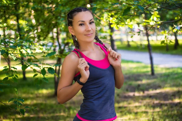 Atletische Vrouw Staat Het Park Een Achtergrond Van Bomen — Stockfoto