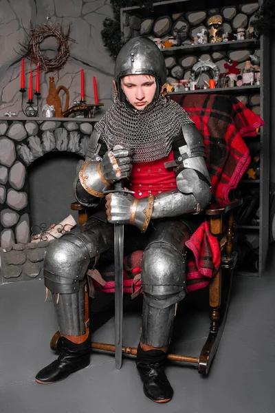 Jovem Cavaleiro Armadura Medieval Com Uma Espada Mão Senta Uma — Fotografia de Stock