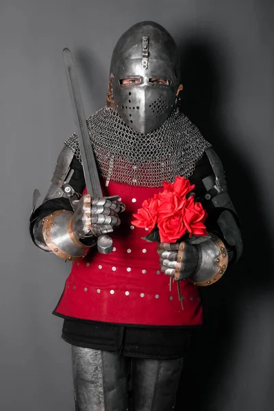 Середньовічний Воїн Обладунках Тримає Меч Квіти Руках Лицар Дарує Букет — стокове фото