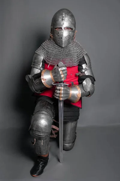 Ένας Νεαρός Ιππότης Μεσαιωνική Πανοπλία Και Όπλο Στα Χέρια Του — Φωτογραφία Αρχείου