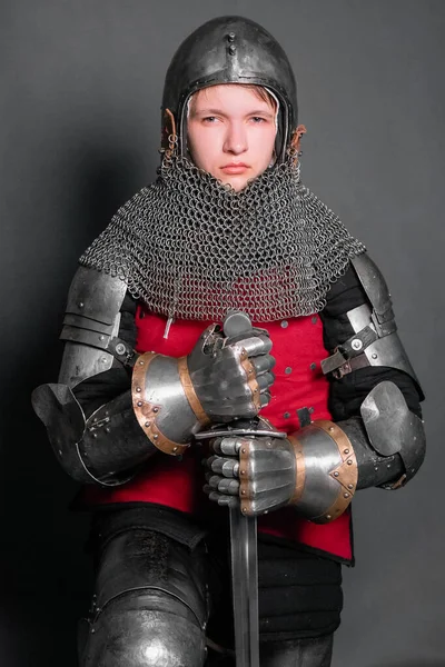 Jeune Chevalier Armure Médiévale Avec Une Arme Main Agenouillé — Photo