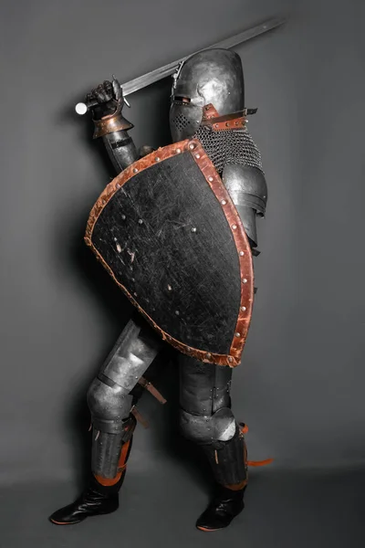Zırhlı Elinde Kılıç Olan Bir Ortaçağ Şövalyesi Savaş Pozisyonunda Duruyor — Stok fotoğraf