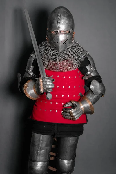 Молодой Рыцарь Средневековых Доспехах Вооруженный Мечом Стоит Сером Фоне — стоковое фото