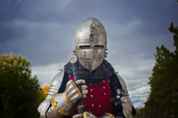 Chevalier Casque Brigantin Rouge Sur Fond Nuages Orageux Avec Une — Photo