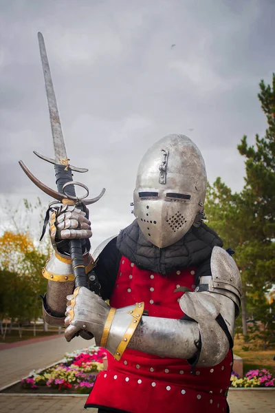 Riddare Hjälm Och Röd Brigantin Mot Bakgrund Åskmoln Med Ett — Stockfoto