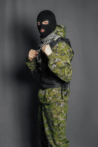 Homem Camuflagem Colete Prova Bala Com Uma Balaclava Cabeça Soldado — Fotografia de Stock