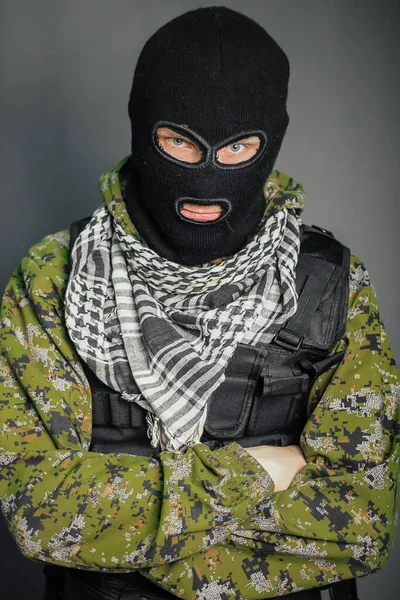 Hombre Camuflaje Chaleco Antibalas Con Pasamontañas Cabeza Soldado Unidad Especial —  Fotos de Stock