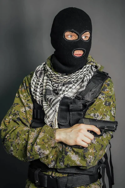 Retrato Soldado Uniforme Camuflagem Armadura Balaclava Segurando Uma Arma Suas — Fotografia de Stock