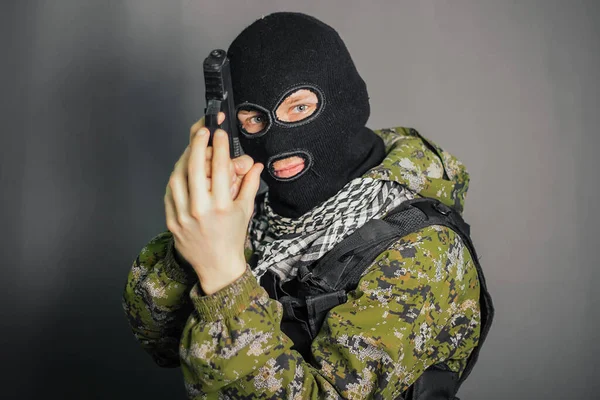 Retrato Soldado Uniforme Camuflaje Chaleco Antibalas Pasamontañas Sosteniendo Arma Sus —  Fotos de Stock