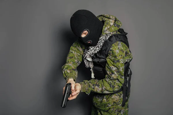 Mężczyzna Mundurze Maskującym Kamizelce Kuloodpornej Kominiarce Trzyma Broń Gotowości Celuje — Zdjęcie stockowe