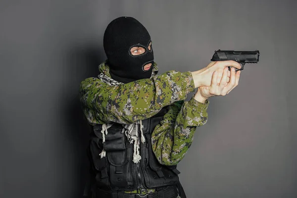 Een Man Camouflage Uniform Kogelvrije Vesten Een Bivakmuts Houdt Zijn — Stockfoto