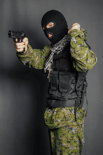 Homem Com Uniforme Camuflagem Uma Armadura Uma Balaclava Mantém Arma — Fotografia de Stock