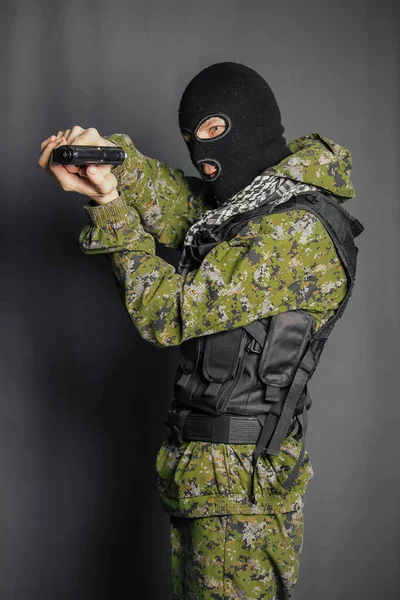 Ένας Άντρας Στολή Καμουφλάζ Αλεξίσφαιρη Πανοπλία Και Μπαλακλάβα Κρατάει Όπλο — Φωτογραφία Αρχείου