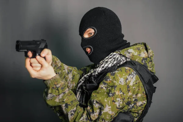 Man Kamouflage Uniform Kropp Rustning Och Balaklava Håller Sitt Vapen — Stockfoto