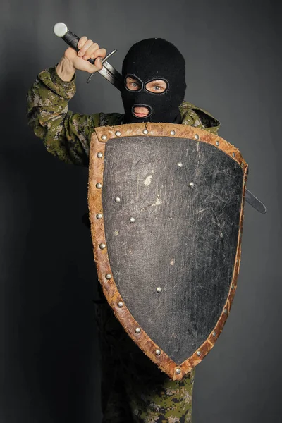 Współczesny Wojownik Średniowieczną Bronią Rękach Żołnierz Broni Się Tarczą Atakuje — Zdjęcie stockowe