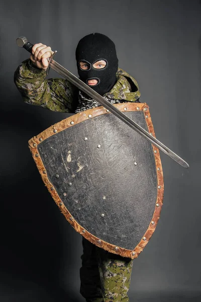 Σύγχρονος Πολεμιστής Μεσαιωνικά Όπλα Στα Χέρια Του Ένας Στρατιώτης Υπερασπίζεται — Φωτογραφία Αρχείου