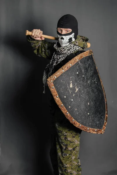 Radikal Protesterande Man Kamouflage Uniform Med Balaklava Form Skalle Huvudet — Stockfoto