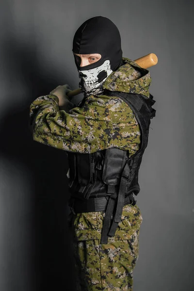 Okänd Man Rånare Balaklava Med Skalle Kamouflage Uniform Och Kroppsskydd — Stockfoto