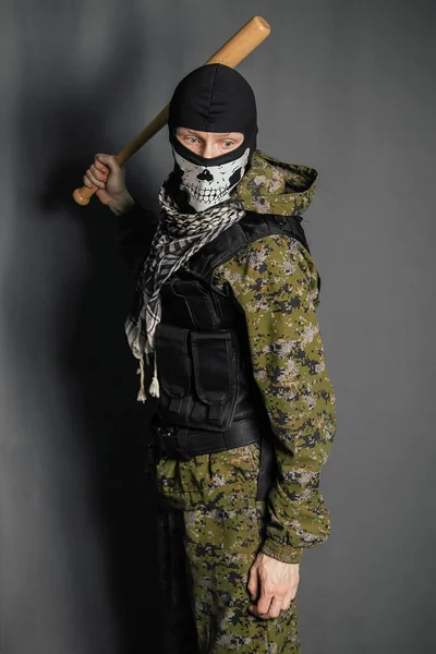 Hombre Desconocido Ladrón Pasamontañas Con Cráneo Con Uniforme Camuflaje Armadura —  Fotos de Stock