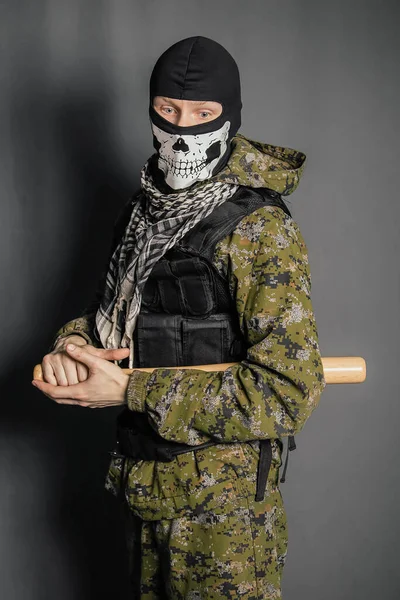 Okänd Man Rånare Balaklava Med Skalle Kamouflage Uniform Och Kroppsskydd — Stockfoto