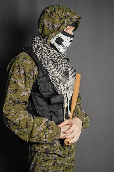 Okänd Man Rånare Balaklava Med Skalle Kamouflage Uniform Och Kroppsskydd — Stockfoto