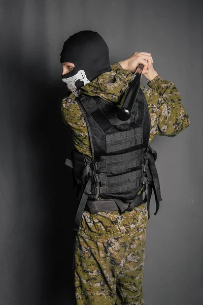 Hombre Desconocido Ladrón Pasamontañas Con Cráneo Con Uniforme Camuflaje Armadura — Foto de Stock