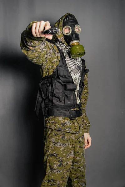 제복을 머리에 후드를 방독면을 권총을 코스프레 스토커 스튜디오 은회색 배경에 — 스톡 사진