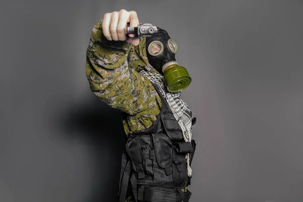 Soldat Kamouflage Uniform Kroppsskydd Gas Mask Med Huva Huvudet Håller — Stockfoto