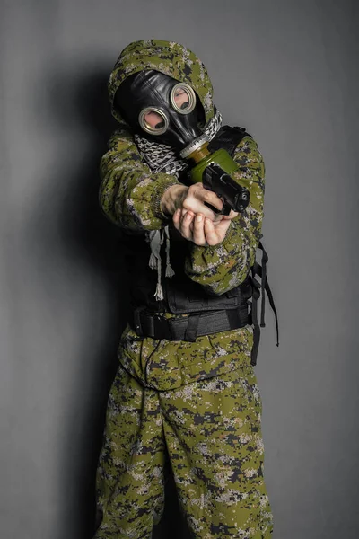 Ένας Στρατιώτης Στολή Καμουφλάζ Αλεξίσφαιρη Πανοπλία Μάσκα Αερίου Κουκούλα Στο — Φωτογραφία Αρχείου
