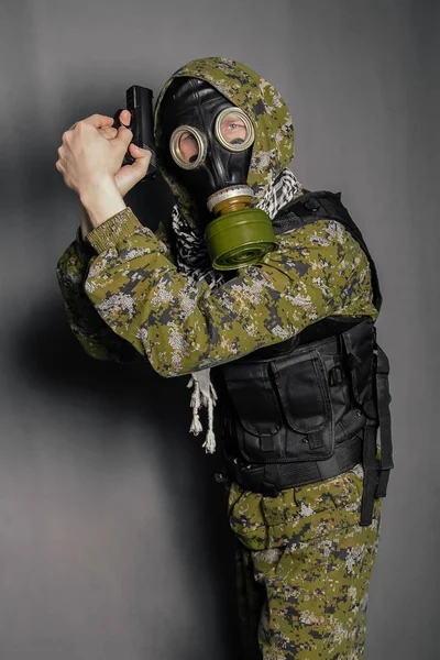 Soldat Kamouflage Uniform Kroppsskydd Gas Mask Med Huva Huvudet Håller — Stockfoto