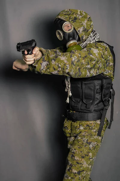 Ein Soldat Tarnuniform Körperpanzer Gasmaske Mit Kapuze Auf Dem Kopf — Stockfoto