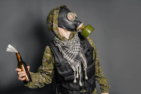 Concepto Terrorista Protestando Con Traje Camuflaje Chaleco Antibalas Máscara Gas —  Fotos de Stock