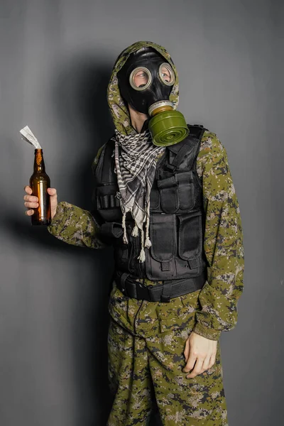 Begreppet Terrorist Protesterar Kamouflage Kostym Kroppsskydd Och Gas Mask Kastar — Stockfoto