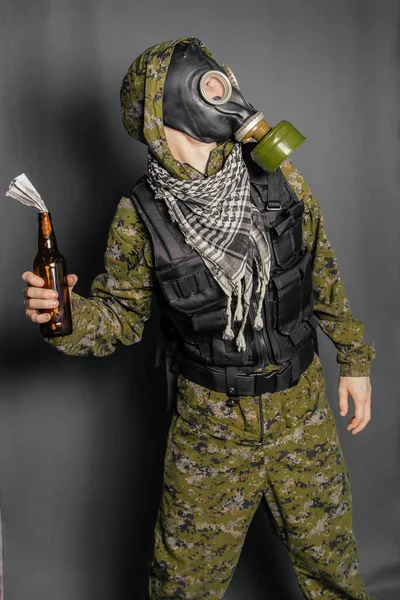 Das Konzept Eines Terroristen Der Tarnanzug Körperpanzer Und Gasmaske Protestiert — Stockfoto