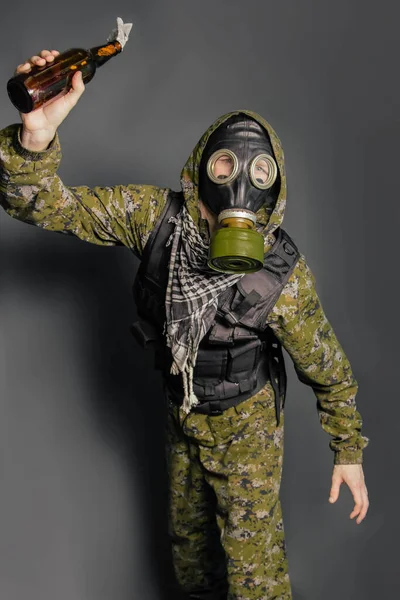 Terrorista Koncepciója Aki Álcázó Ruhában Testpáncélban Gázmaszkban Tiltakozik Molotov Koktélt — Stock Fotó