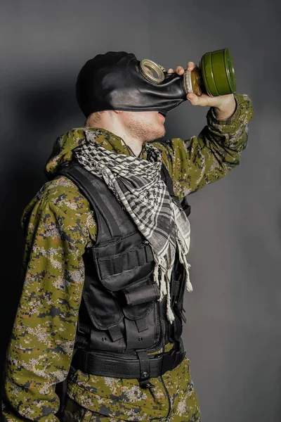 Soldier Camouflage Bulletproof Vests Takes Gas Mask Man Gasping Gas — Stock Photo, Image