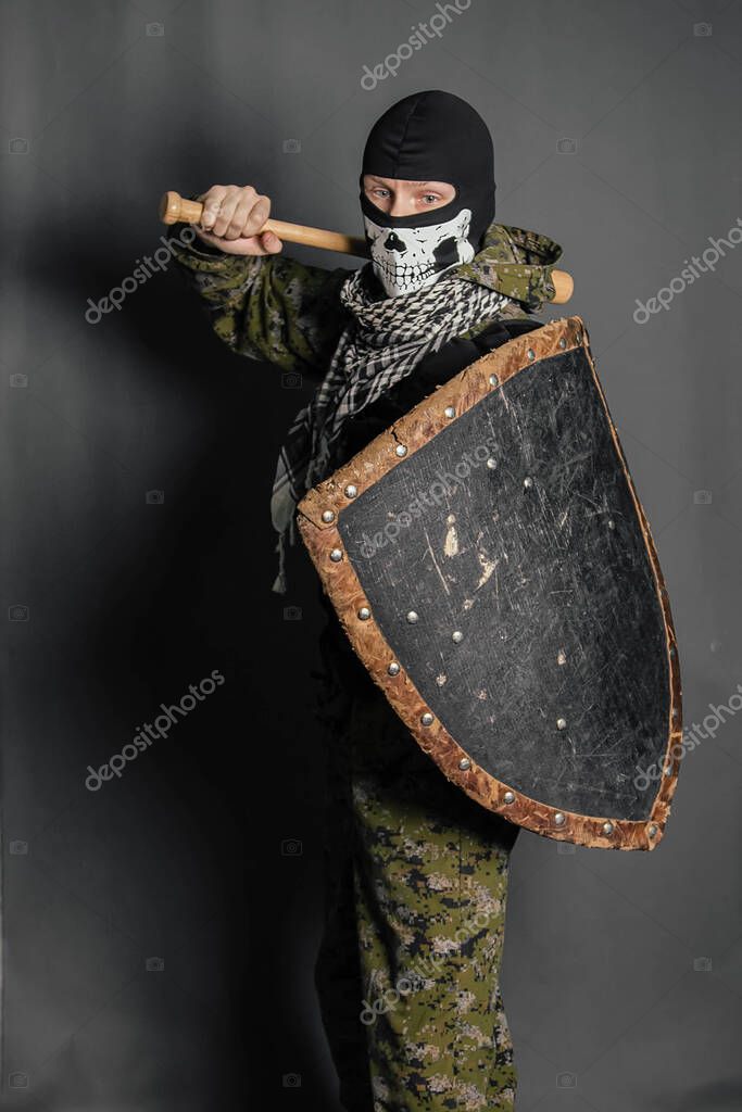 Uomo Radicale Che Protesta Uniforme Mimetica Con Passamontagna Forma  Teschio - Foto Stock: Foto, Immagini © Mikeguta 377134928