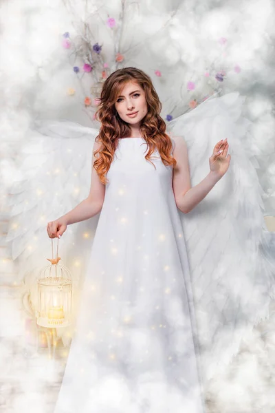 Uma Jovem Mulher Vestido Branco Com Asas Anjo Segura Suas — Fotografia de Stock