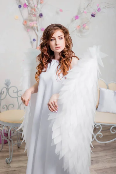 Mujer Joven Vestido Blanco Con Alas Ángel — Foto de Stock