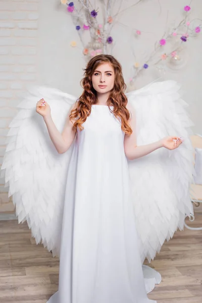 Mladá Žena Bílých Šatech Andělskými Křídly — Stock fotografie