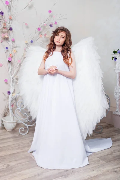 Молодая Женщина Белом Платье Ангельскими Крыльями — стоковое фото