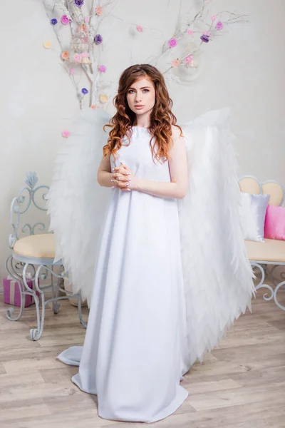 Молодая Женщина Белом Платье Ангельскими Крыльями — стоковое фото
