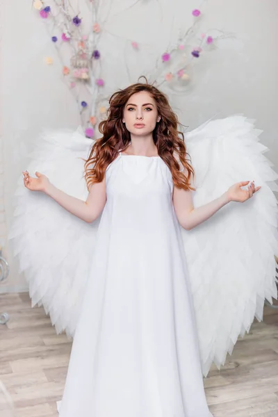 穿着白衣 长着天使翅膀的年轻女子 — 图库照片