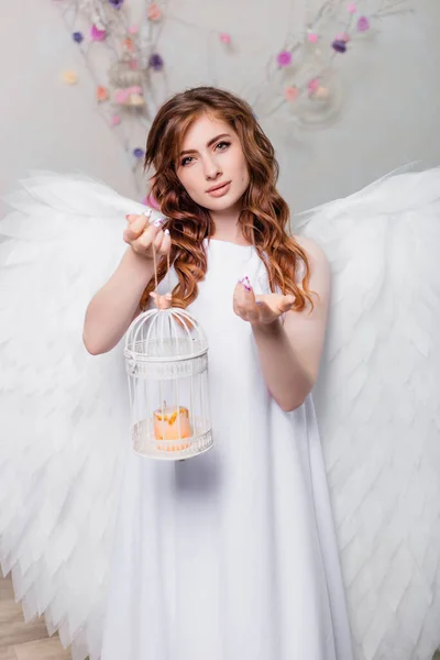 Uma Jovem Mulher Vestido Branco Com Asas Anjo Segura Uma — Fotografia de Stock