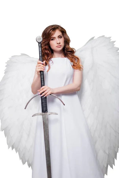 Mladá Žena Anděl Křídly Bílých Šatech Letícími Vlasy Pózující Mečem — Stock fotografie
