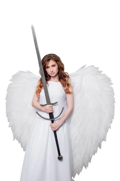 一个年轻的女人 一个穿着白衣的天使 留着飘扬的头发 手里拿着一把剑 被白色的背景隔开了 — 图库照片