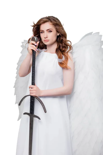 一个年轻的女人 一个穿着白衣的天使 留着飘扬的头发 手里拿着一把剑 被白色的背景隔开了 — 图库照片